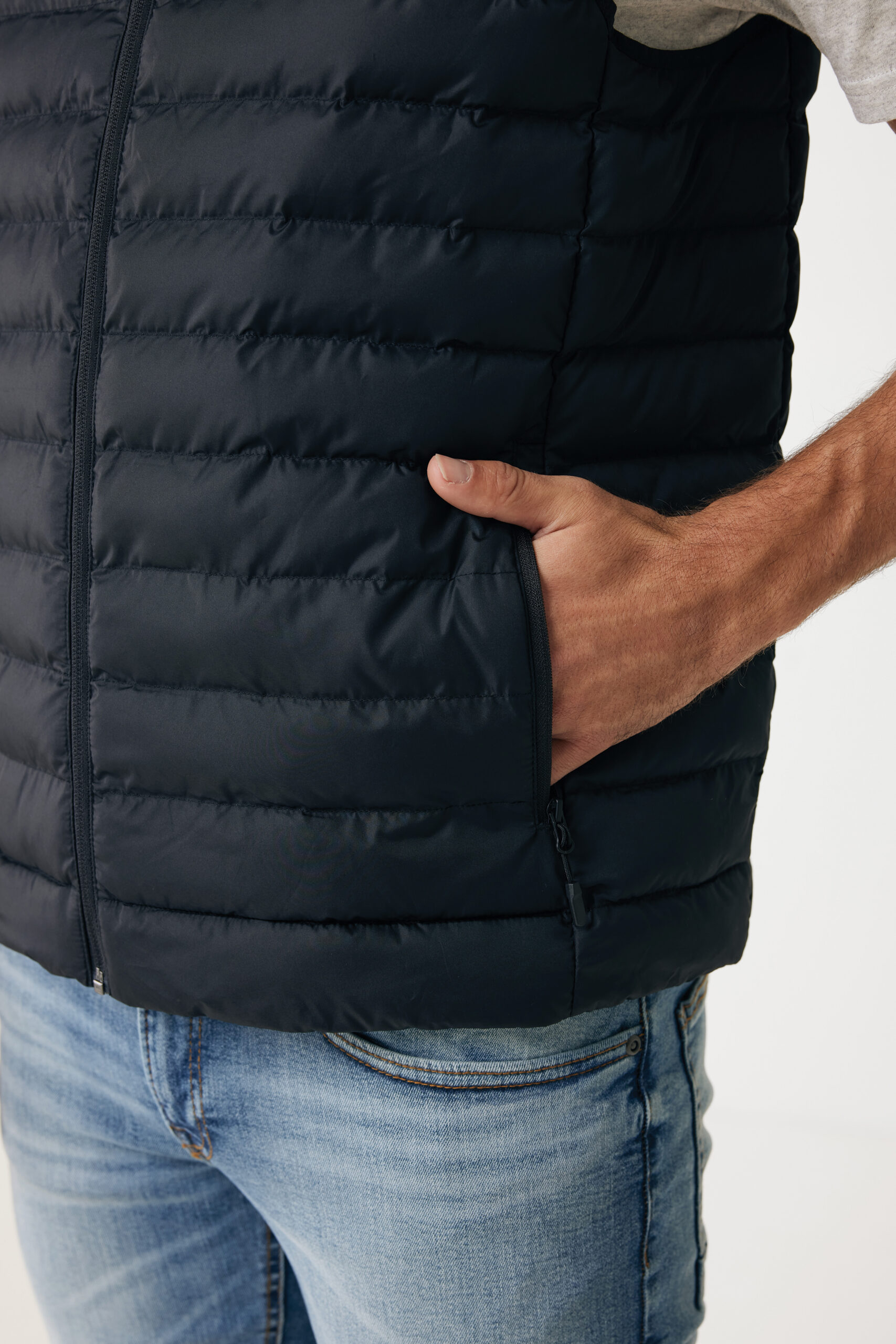 Vest meestele Iqoniq - must - Pilt 2